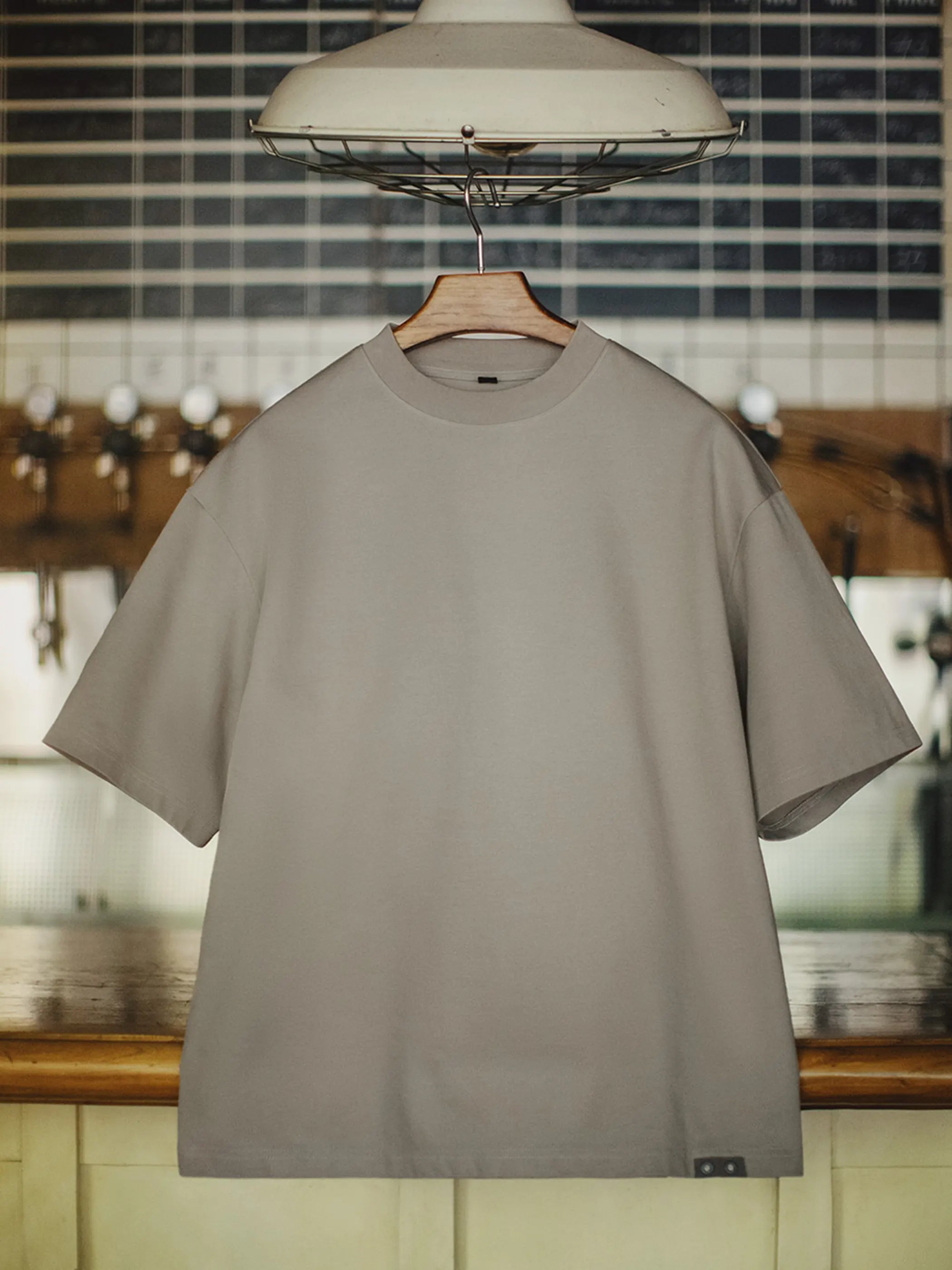 グレイッシュカーキの小立ち襟ワイドTシャツ前面全景