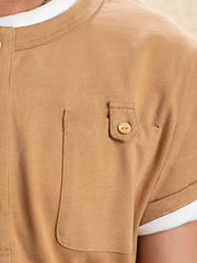 ヘンリーネックと胸ポケットが特徴の半袖Tシャツ