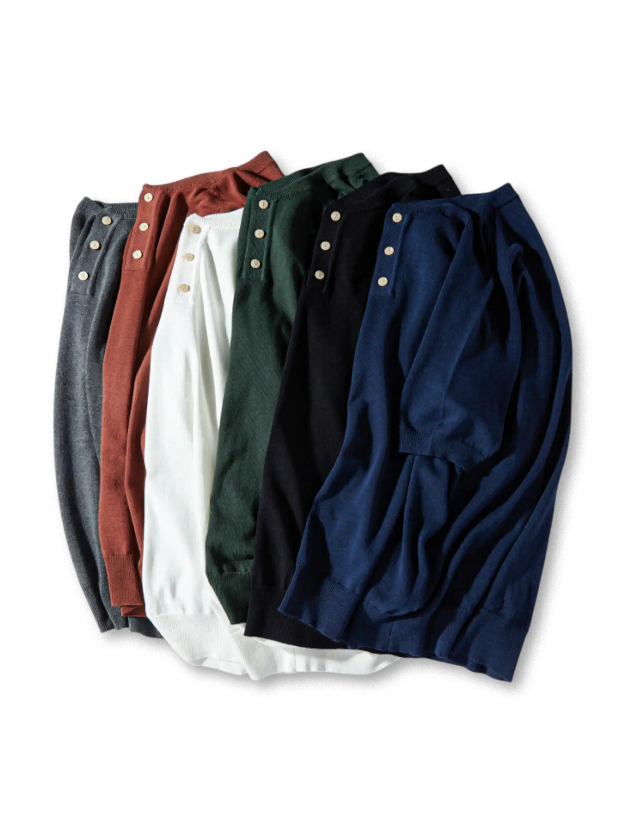 ヘンリーネックのボタンとリブ仕様が際立つニットTシャツ、落ち着いたカラーリングが特徴