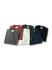 ヘンリーネックのボタンとリブ仕様が際立つニットTシャツ、落ち着いたカラーリングが特徴