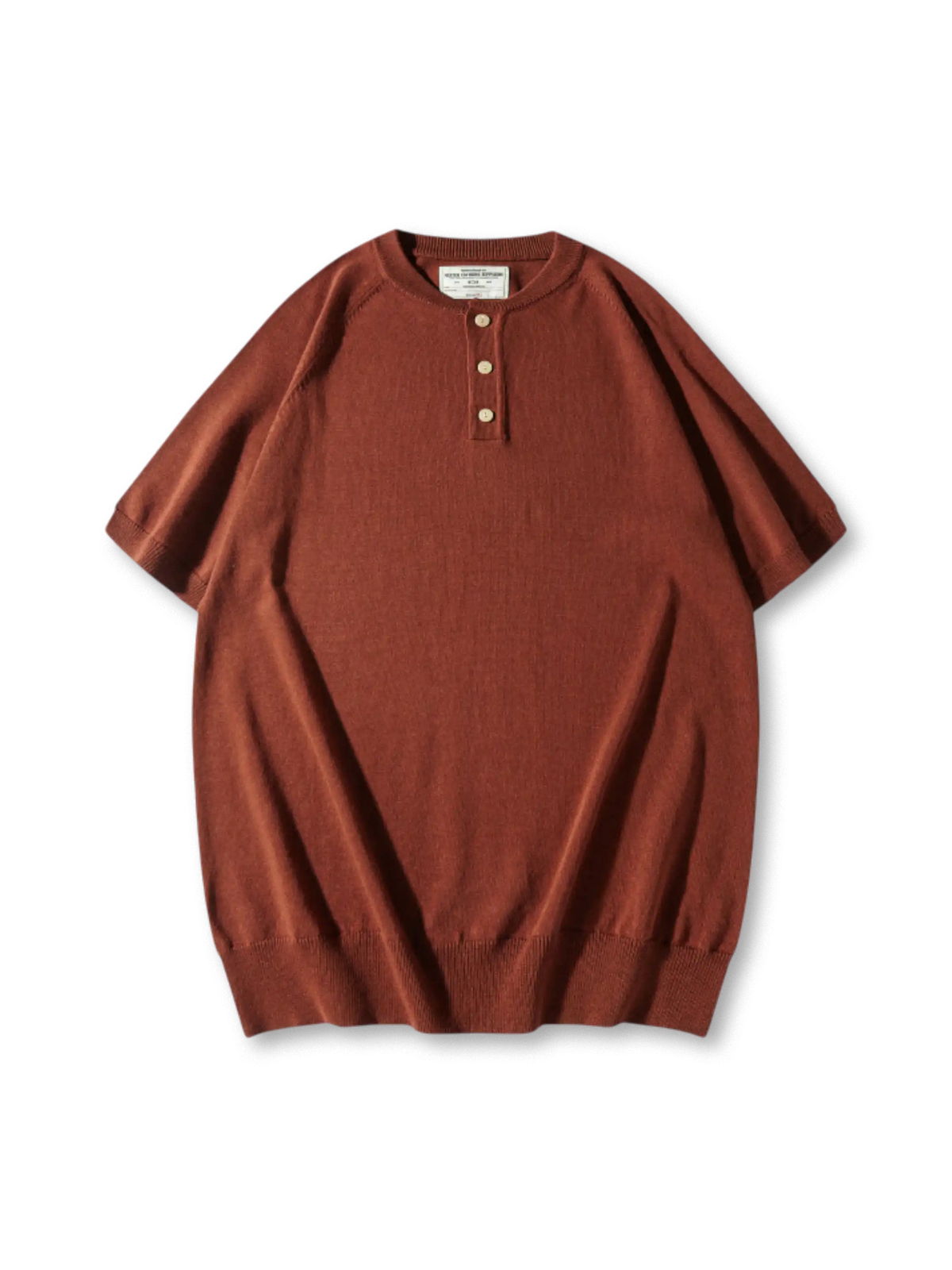 ヘンリーネックのボタンとリブ仕様が際立つニットTシャツ、落ち着いたカラーリングが特徴