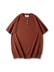 ヘンリーネックのボタンとリブ仕様が際立つニットTシャツ、落ち着いたカラーリングが特徴