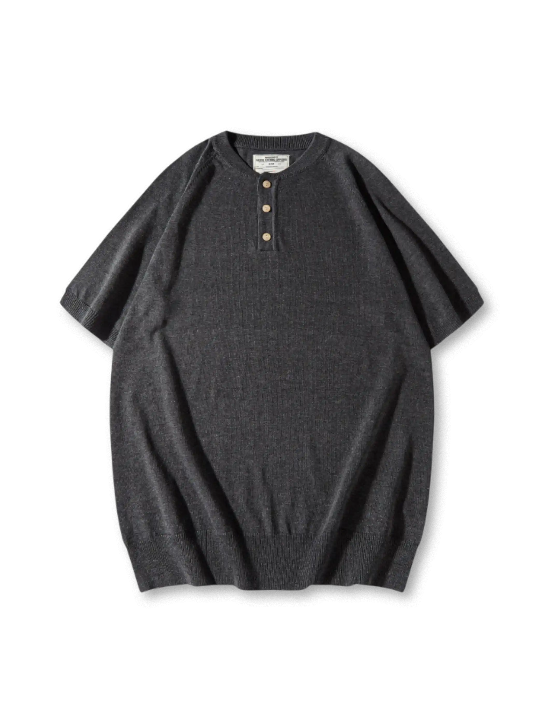 ヘンリーネックのボタンとリブ仕様が際立つニットTシャツ、落ち着いたカラーリングが特徴