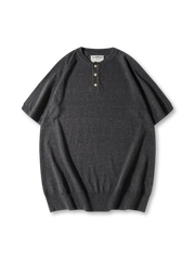 ヘンリーネックのボタンとリブ仕様が際立つニットTシャツ、落ち着いたカラーリングが特徴