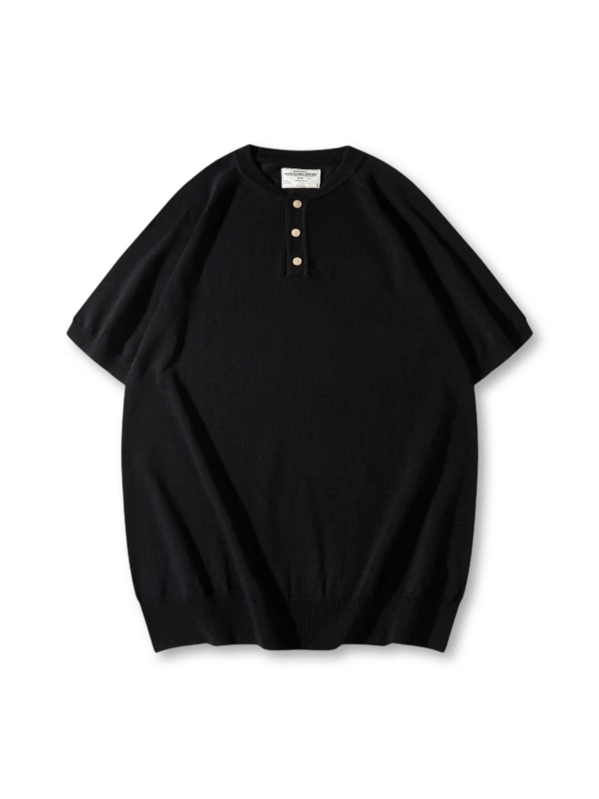 ヘンリーネックのボタンとリブ仕様が際立つニットTシャツ、落ち着いたカラーリングが特徴