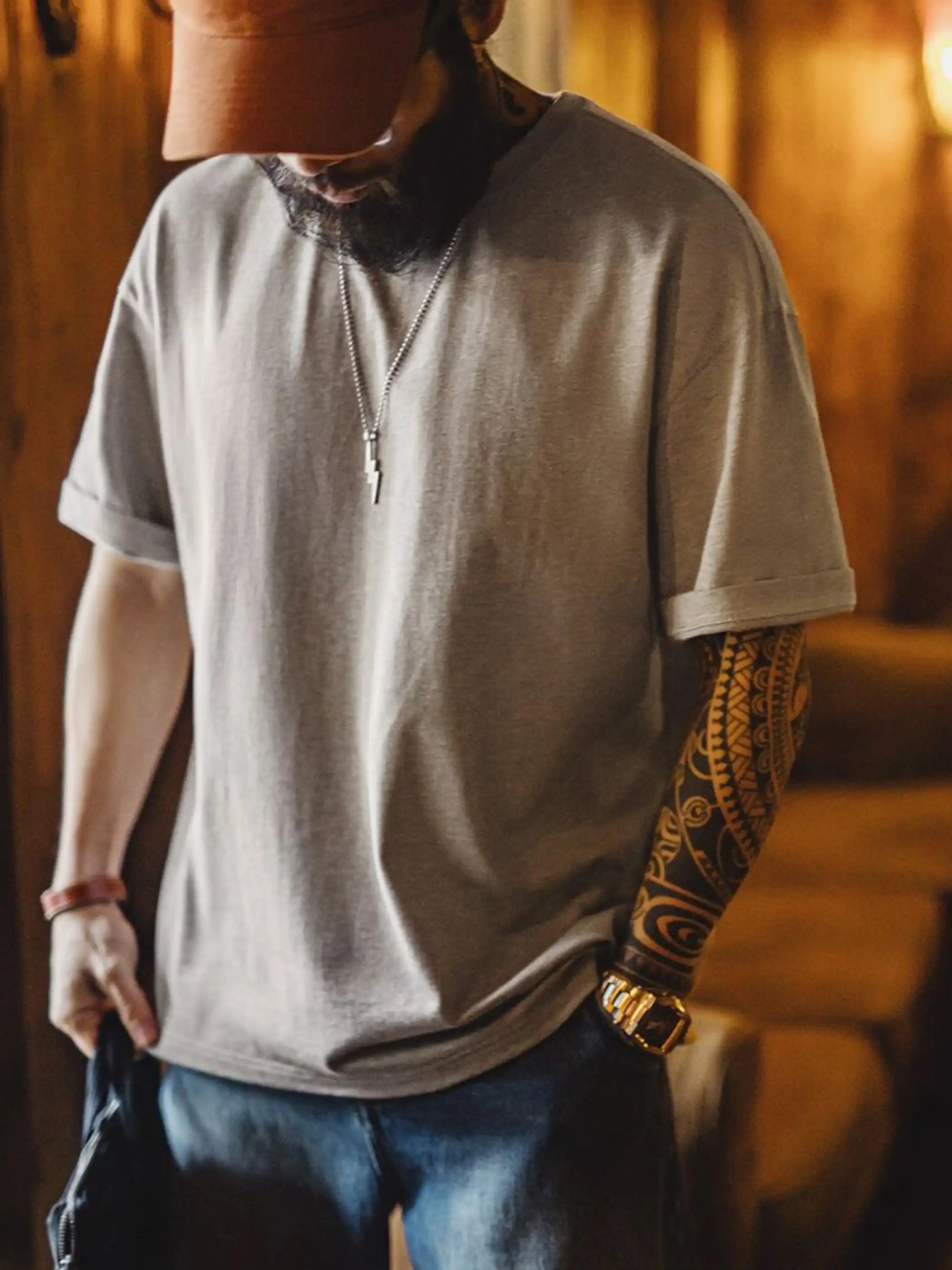 ボックスシルエットの無地ヘビーウェイトTシャツ。カラーはブラック、オフホワイト、オートミールの3色