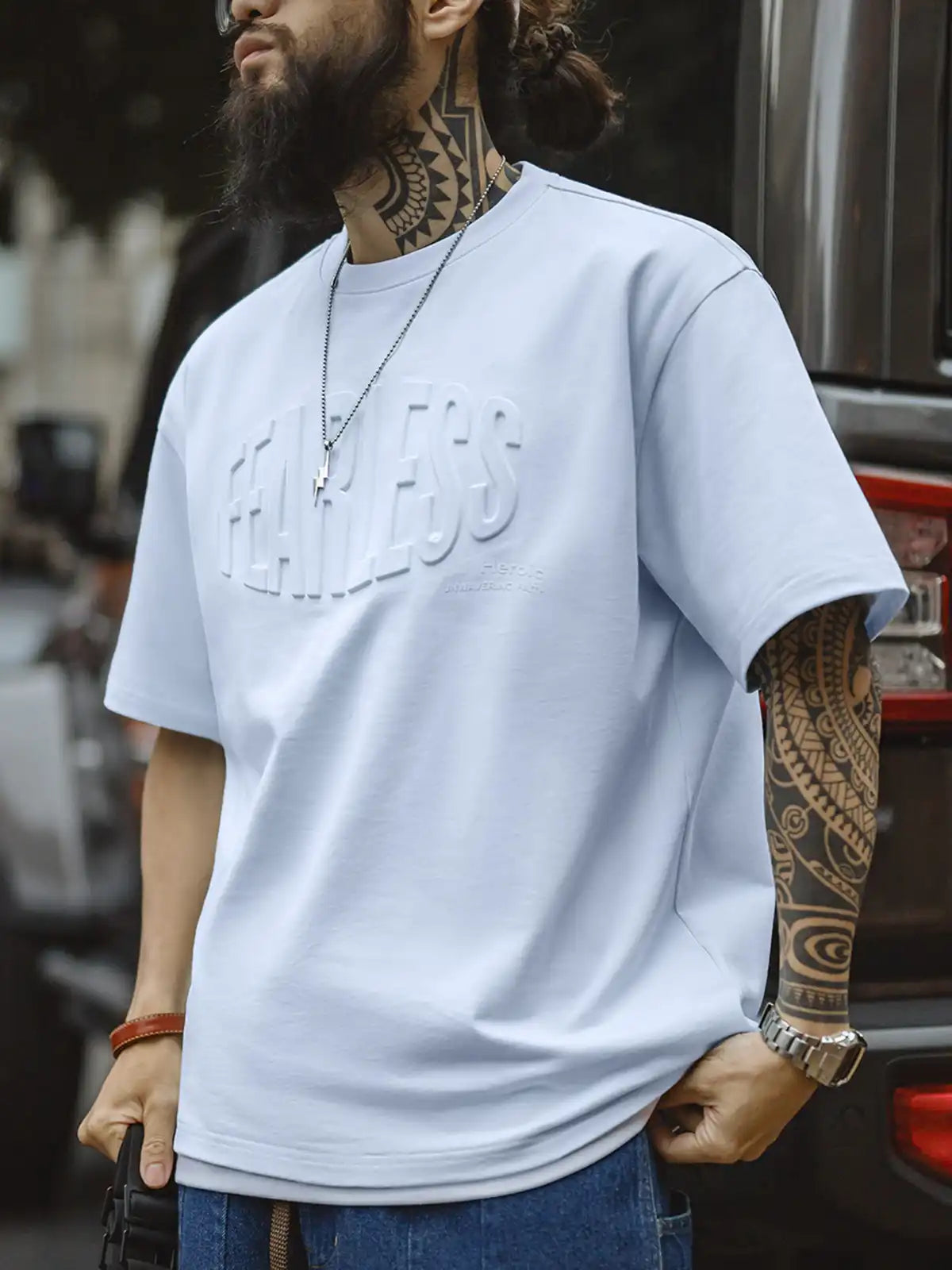 アイスブルーのTシャツ、フロントに「FEARLESS」3Dプリント