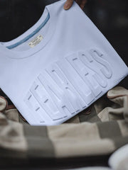 アイスブルーのTシャツ、フロントに「FEARLESS」3Dプリント