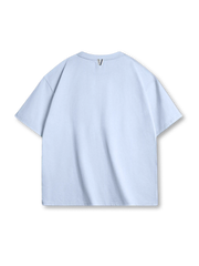 アイスブルーのTシャツ、フロントに「FEARLESS」3Dプリント