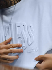 アイスブルーのTシャツ、フロントに「FEARLESS」3Dプリント