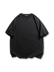 ラグラン切り替えと配色ステッチが施された半袖Tシャツ