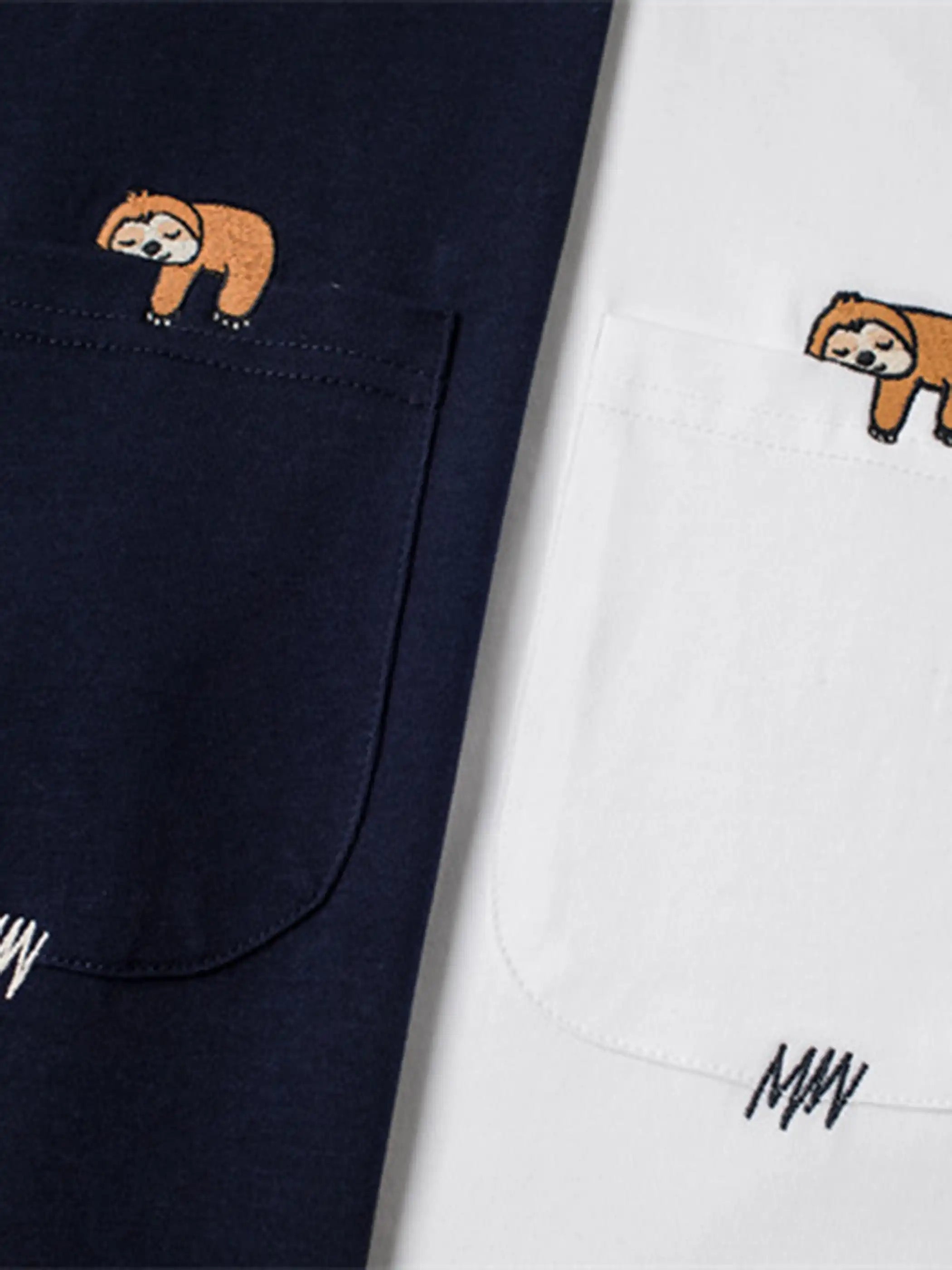 白とネイビーの2色展開、胸ポケット上部にナマケモノ刺繍があしらわれたTシャツ全体