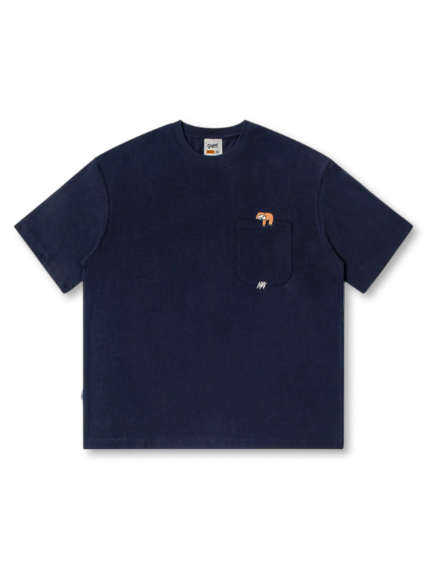 白とネイビーの2色展開、胸ポケット上部にナマケモノ刺繍があしらわれたTシャツ全体
