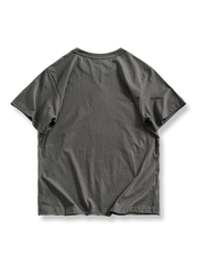  Tシャツのリブ付きクルーネックとレーシングエレメントプリントの詳細