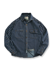 製品画像: ヘビーストライプデニムワークシャツの正面展示
詳細画像: 肘のパッチとストライプのディテールクローズアップ
モデル画像