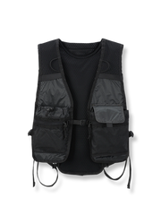 一体型探検バックパックの正面画像、軽量防裂素材と多ポケットデザインを表示