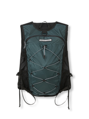 一体型探検バックパックの正面画像、軽量防裂素材と多ポケットデザインを表示