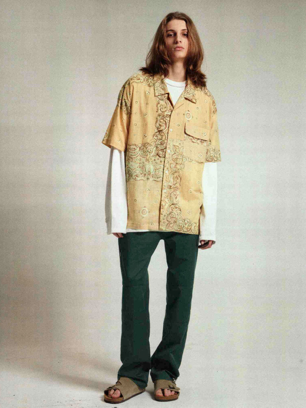 モデルが着用するバンダナパッチワークシャツの展示画像