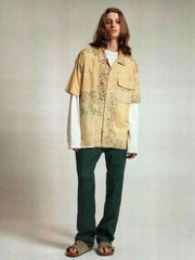 モデルが着用するバンダナパッチワークシャツの展示画像