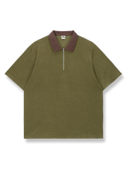 細かいチェック柄タオル地ポロシャツの正面図、細かいチェック柄の襟とジッパー付きデザインを展示