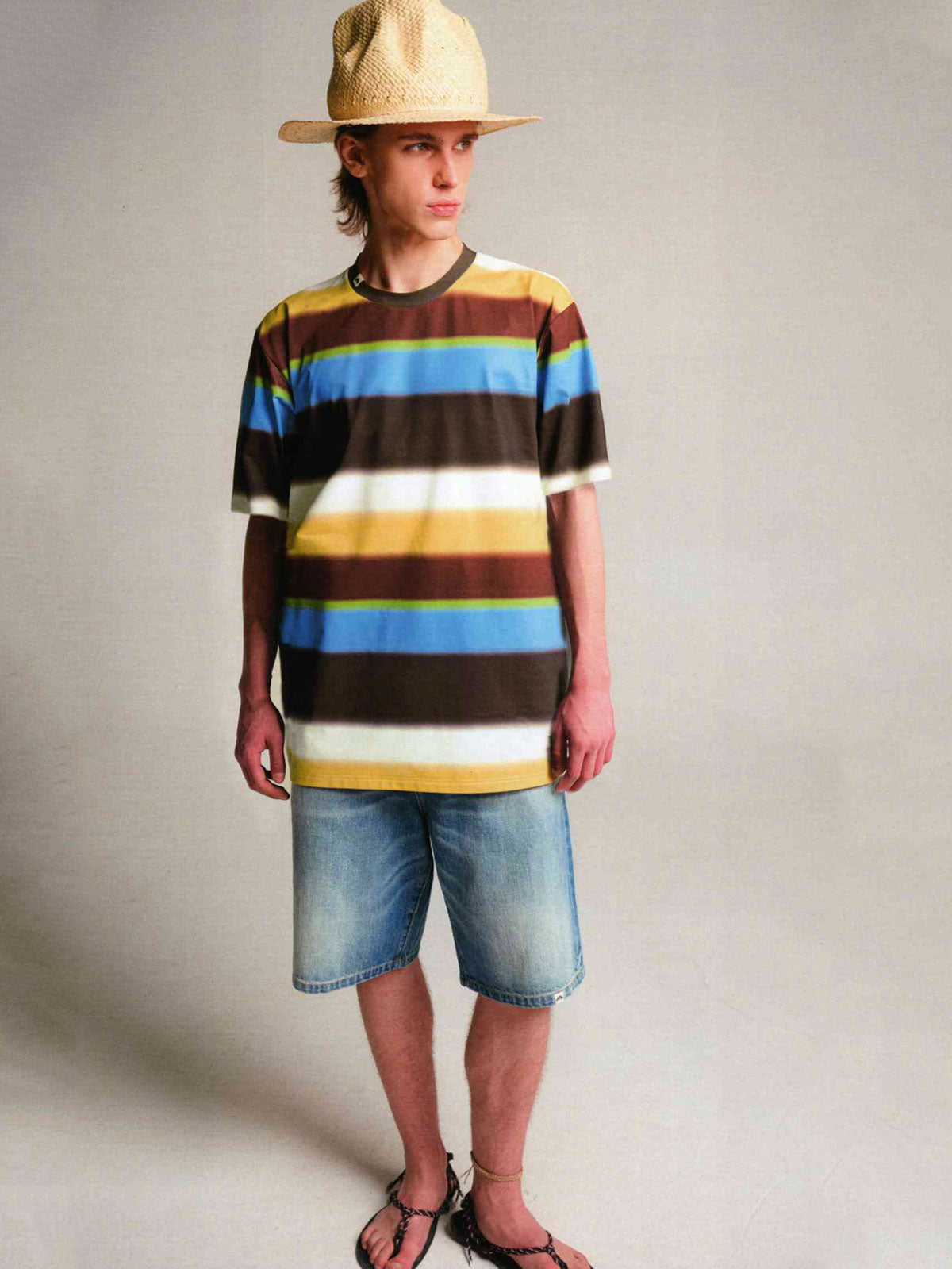 モデル画像: モデルがレトロボーダー速乾半袖Tシャツを着用している展示図、Tシャツのフィット感とスタイルを示す