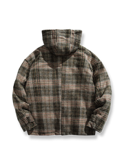 製品画像
アイビースタイルを取り入れたチェック柄ダッフルボタン付きフード付き中綿ジャケット、冬のコーディネートにぴったりなミディアム丈デザイン。

詳細画像
クラシックなチェック柄とダッフルボタンのデザイン、100%ポリエステル素材で軽量ながら優れた保温性を提供。フード付きで実用性も高く、寒い季節に最適。