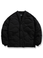 製品画像: キルティングデザインとはんてん風シルエットを融合させた中綿ジャケット、軽量で保温性に優れた100%ポリエステル素材使用。広めのシルエットと快適な着心地が特徴。冬の通勤や日常コーディネートに最適なアイテム。

詳細画像: キルティングデザインのディテールと、Vネックラインが際立つはんてん風中綿ジャケット。袖口の伸縮リブと隠しポケットが実用性を高め、軽量ながらも暖かさを提供。ホワイト、グリーン、ブラックの3色展開。