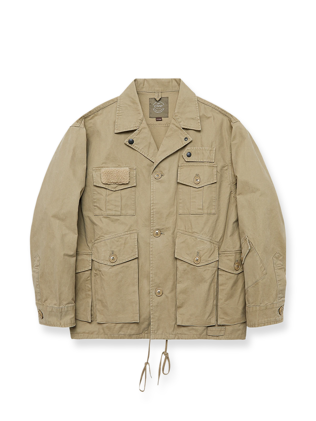 多数のポケットとクラシックなカラーが特徴の機能的フィッシングジャケット