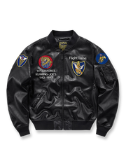 製品画像: フライングタイガース記念刺繍パイロットレザージャケットの全体画像、第10空軍ヴィンテージモデル
詳細画像: 前面と背面に施された「Kunming Joe’s Flying Tigers」刺繍のディテールでヴィンテージミリタリースタイルを表現