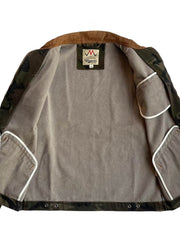 製品画像
「カモフラージュ柄とパッチワークデザインを組み合わせたクラシックなデトロイトジャケット。コットン100%の耐久性と快適性を兼ね備えたキャンバス生地で、ワークウェアスタイルにモダンなエッセンスをプラス。」

詳細画像
「胸ポケットやカモフラージュ柄のパッチワークディテールが施されたコットン100%キャンバス生地のクローズアップ画像。開襟デザインとジッパー仕様が実用性とデザイン性を高めている。」