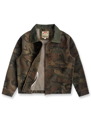 製品画像
「カモフラージュ柄とパッチワークデザインを組み合わせたクラシックなデトロイトジャケット。コットン100%の耐久性と快適性を兼ね備えたキャンバス生地で、ワークウェアスタイルにモダンなエッセンスをプラス。」

詳細画像
「胸ポケットやカモフラージュ柄のパッチワークディテールが施されたコットン100%キャンバス生地のクローズアップ画像。開襟デザインとジッパー仕様が実用性とデザイン性を高めている。」