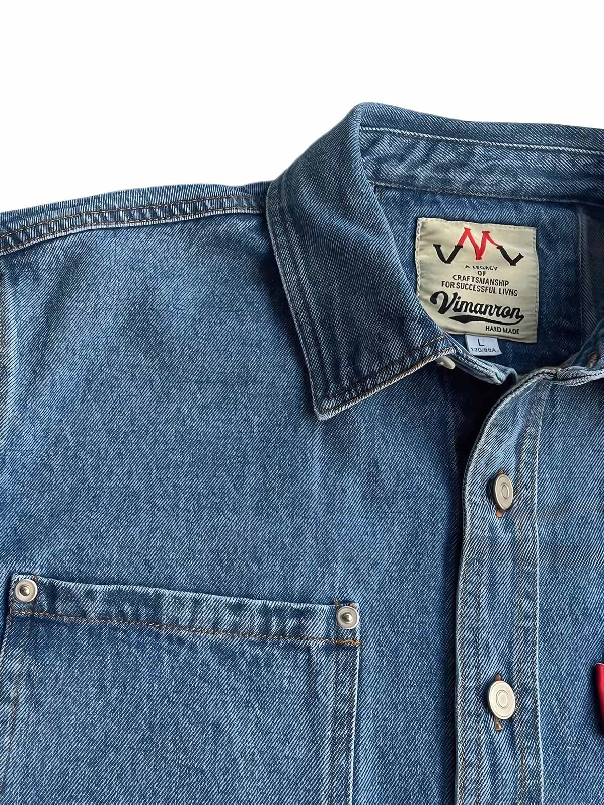 製品画像
「ウォッシュ加工を施したクラシックなワークデニムシャツ全体のイメージ。シンプルなデザインと自然なユーズド感が特徴で、通勤から日常使いまで幅広く活躍。」

詳細画像
「左右対称のフロントダブルポケットとウォッシュ加工されたデニム素材のディテールをクローズアップ。上質なコットン100%生地の柔らかい肌触りが魅力。」
