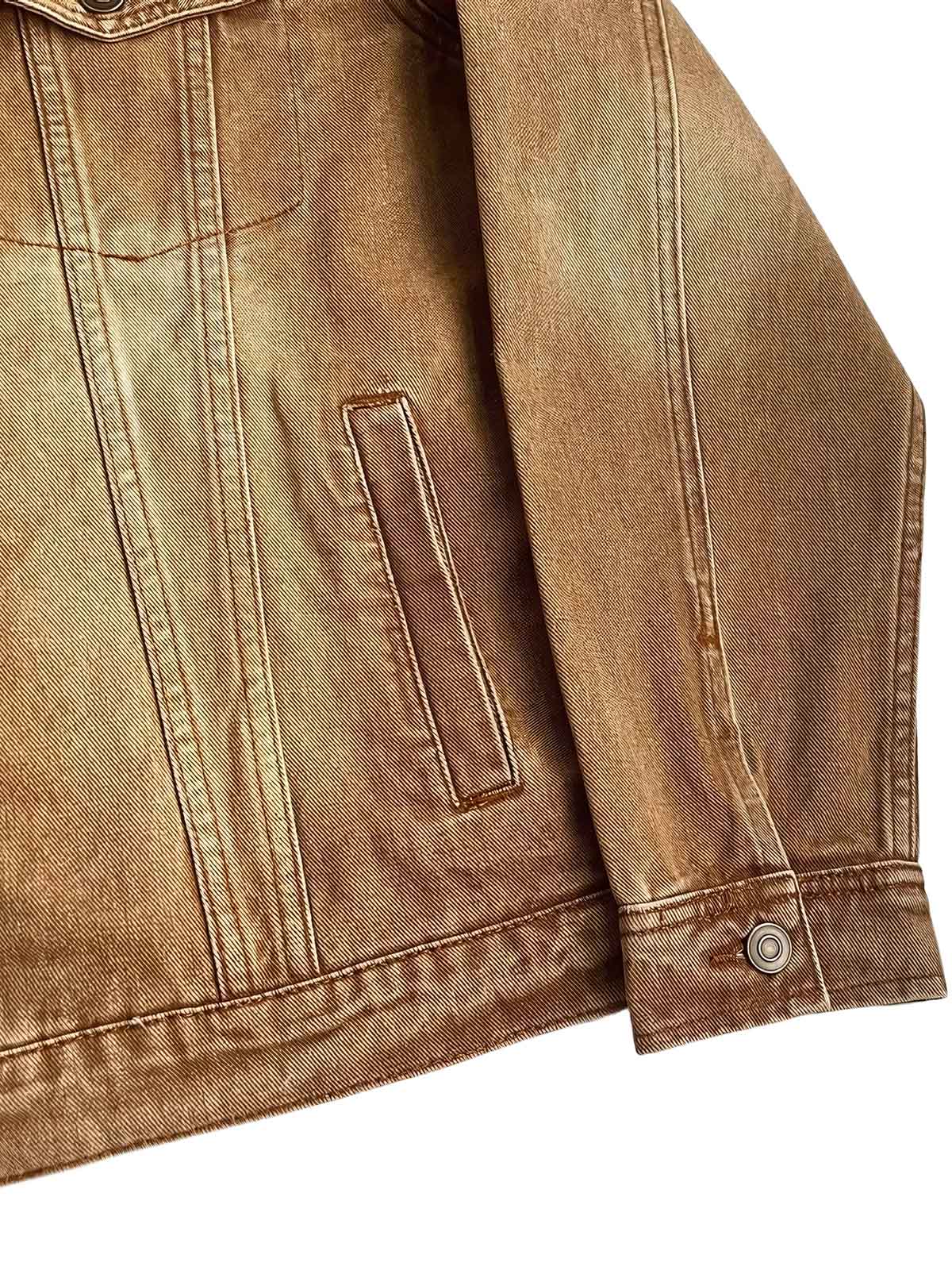 製品画像
「クラシックなデザインとヴィンテージ加工を施したデニムジャケット全体イメージ。自然な色褪せと風合いが特徴で、日常使いから通勤、アウトドアまで幅広く活躍する万能アイテム。」

詳細画像
「左右対称の胸ポケットや襟部分のヴィンテージ加工が施されたディテールのクローズアップ画像。コットン100%の素材感と自然な色褪せが引き立つデザイン。」
