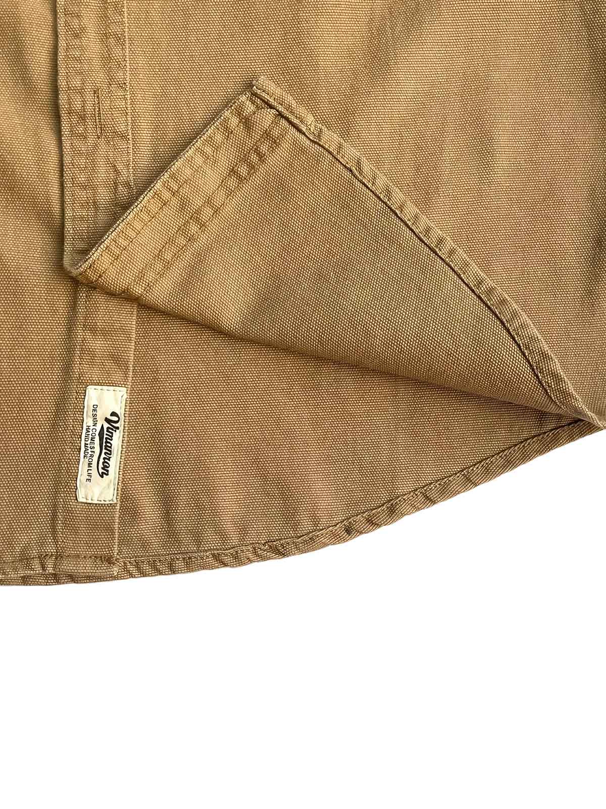 製品画像
「耐久性の高い厚手のキャンバス素材とウォッシュ加工が特徴のワークシャツ全体イメージ。クラシックなダブル胸ポケットとヴィンテージ感あふれるデザインが魅力。」

詳細画像
「左右対称のダブル胸ポケットとウォッシュ加工が施されたキャンバス生地のディテールクローズアップ。ラウンドヘムデザインで立体感を演出。」
