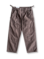 製品画像
「ヘビーウォッシュ加工が施されたヘリンボーン柄コットン素材のアメカジワークパンツ全体イメージ。自然な色褪せやダメージ感、パッチワークディテールが特徴。」

詳細画像
「ヘリンボーン柄コットン素材とヘビーウォッシュ加工によるダメージデザイン、パッチワークディテールをクローズアップ。YKK純銅ジッパーが耐久性を高める。」