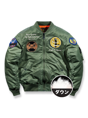製品画像: 爆撃機部隊エンブレムがデザインされたパイロットジャケットの正面画像
詳細画像: 航空刺繍エンブレムとリブ付き襟、袖口のディテール