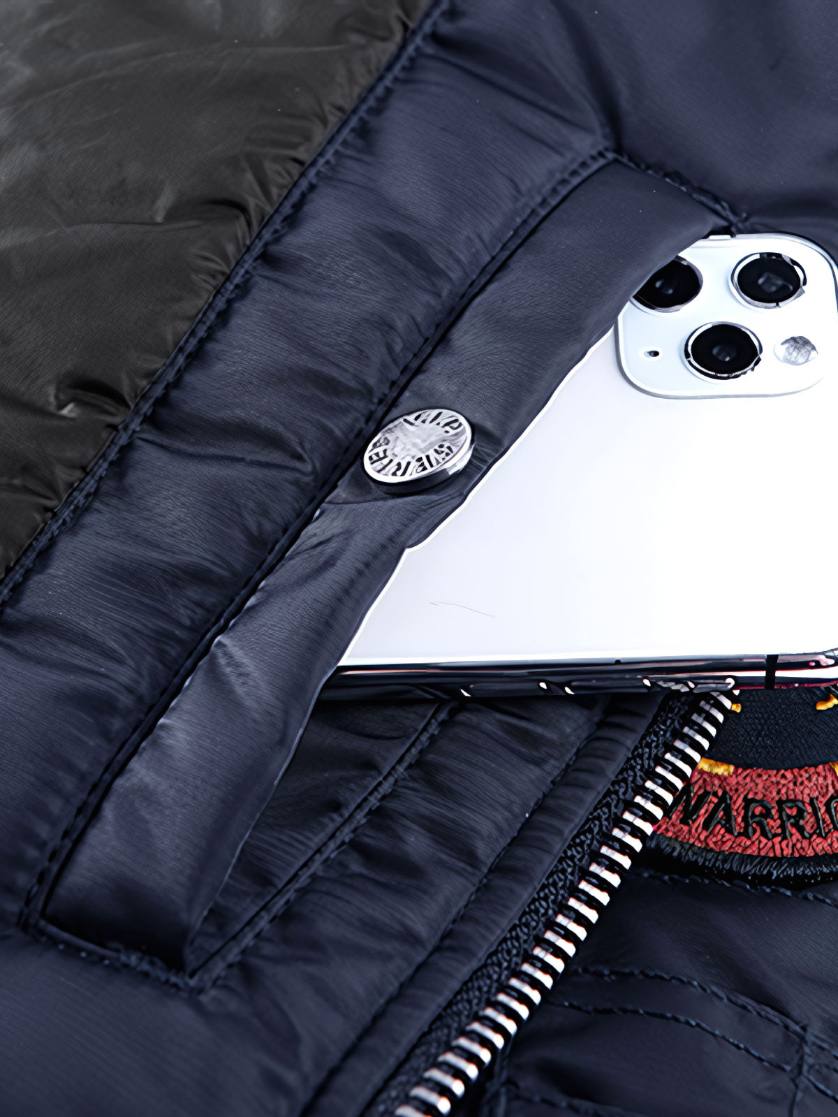 製品画像: B-15シープスキン襟付きフライトジャケットの全体画像、クラシックなアメカジミリタリースタイル
詳細画像: 取り外し可能なシープスキン襟とアームポケットのワッペンのディテール