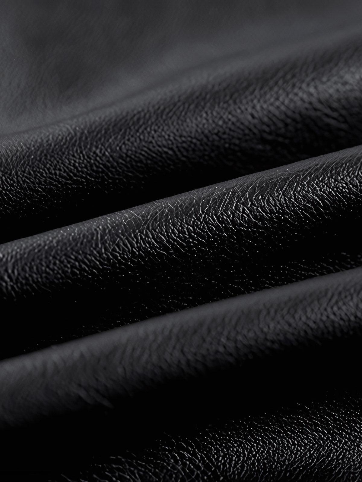 製品画像:
フライトジャケット パイロットレザーの全体画像、PUコーティング生地とミリタリー感溢れるデザインが特徴的なタフなフライトジャケット。
詳細画像:
ジャケットのジッパーと多機能ポケットのディテール特写、カスタムパイピングが施されたポケットが高級感を引き立てます。