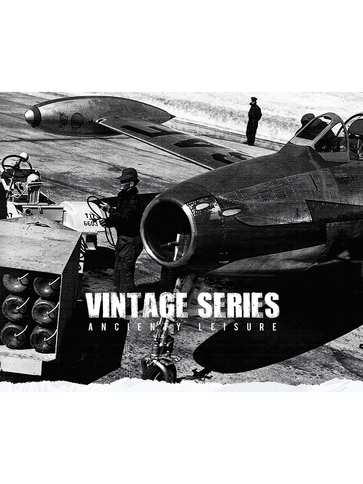 製品画像:
フライトジャケット パイロットレザーの全体画像、PUコーティング生地とミリタリー感溢れるデザインが特徴的なタフなフライトジャケット。
詳細画像:
ジャケットのジッパーと多機能ポケットのディテール特写、カスタムパイピングが施されたポケットが高級感を引き立てます。