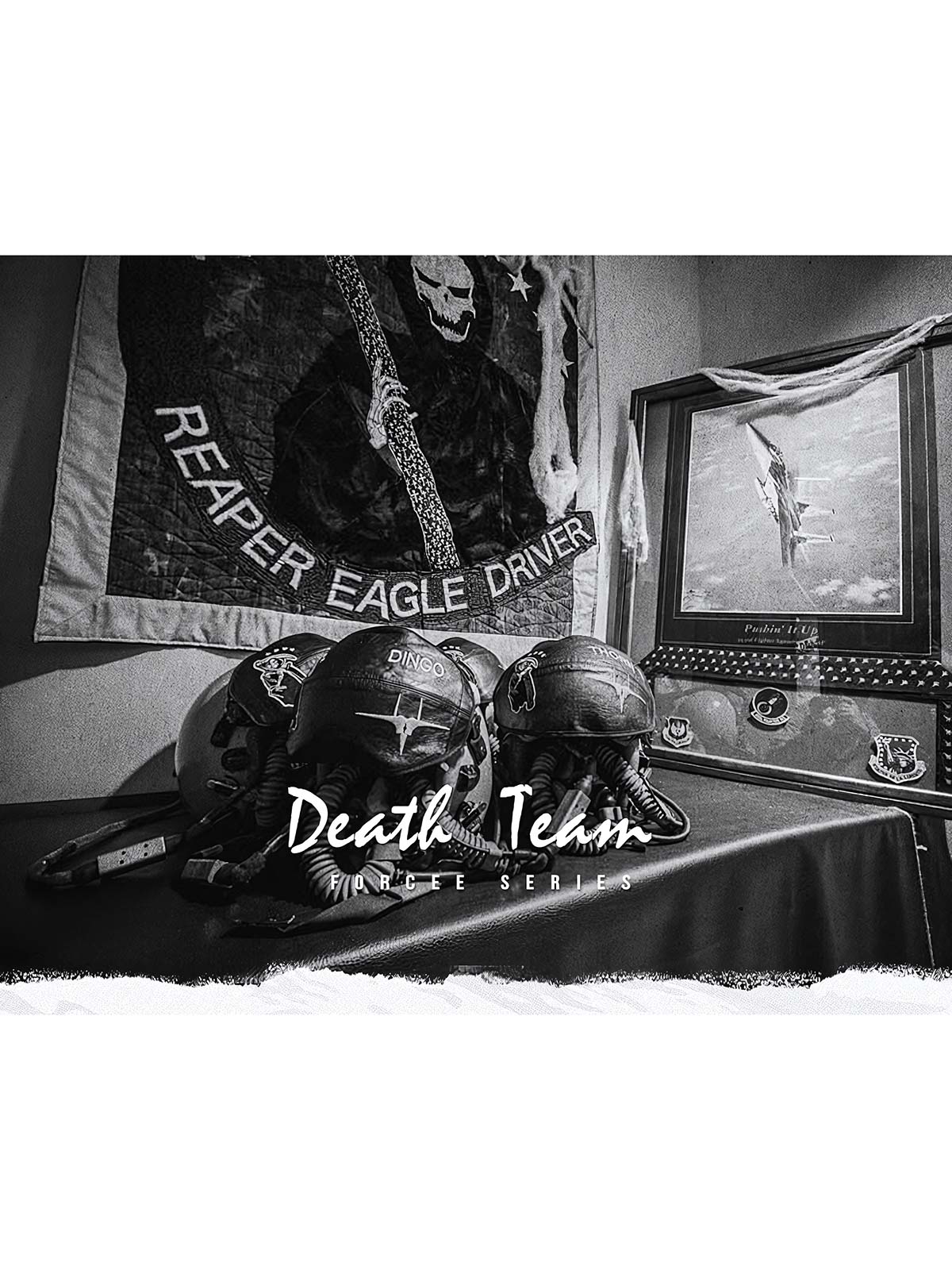 製品画像: 死神パラトルーパー タクティカルジャケットの全体画像、タクティカルスタイルと取り外し可能なワッペンが特徴
詳細画像: 取り外し可能な面ファスナー付きワッペンと死神タクティカルパッチのディテール、耐摩耗性に優れた90%ナイロン素材