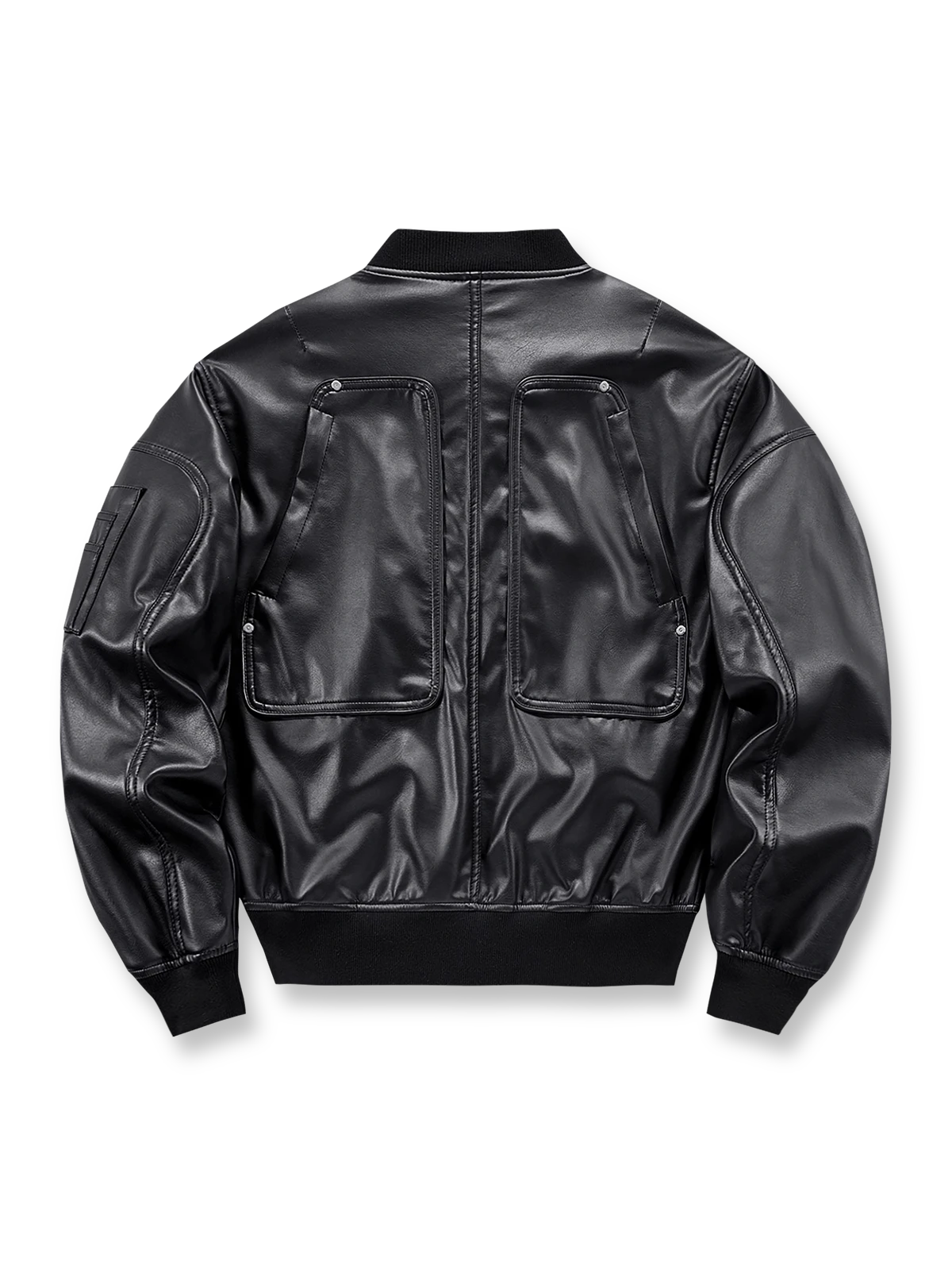 製品画像: ブラックパイロットレザージャケットの全体画像、高品質PUコーティングとクラシックなデザインが特徴
詳細画像: ジャケットの多機能ポケットと左袖のジップディテール、耐久性と実用性を強調