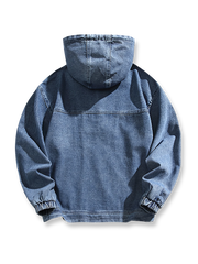 製品画像: フード付き デニムジャケット。水洗い加工で仕上げたクラシックなレトロスタイルのルーズフィットジャケットの正面全体展示図。

詳細画像: 高品質なコットンデニム素材の柔らかい肌触りと、便利なカンガルーポケットのディテールクローズアップ。