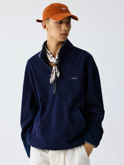 詳細画像
"ハーフジップスタンドカラーフリーススウェットのディテール、胸元の刺繍デザイン、ポケット付き、シンプルでモダンな配色、秋冬に最適な素材感"

モデル画像
"モデル着用 ハーフジップスタンドカラーフリーススウェット、スタイリッシュで都会的なデザイン、シンプルな無地と配色デザインが魅力的"