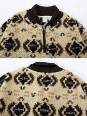 製品画像: 民族風プリントデザインのフリーススウェット。暖かく柔らかな素材が、秋冬のコーディネートにぴったり。サイドポケットが実用性を高め、レトロでアート感のある印象を与えます。

詳細画像: 民族風のプリント柄とサイドポケットのディテール。軽量で柔らかなフリース素材が、優れた保温性を提供し、リラックスした着心地を実現。