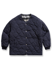 製品画像
リバーシブルウール混中綿ジャケット、化学繊維素材の現代的な表地とナイロン素材の民族的な裏地、ゆったりシルエットで快適な着心地、付属のマフラーが暖かさとデザイン性を提供

詳細画像
リバーシブルデザインのクローズアップ、表地はシンプルで現代的、裏地は民族的な雰囲気を引き立てるナイロン素材、ゆったりシルエットで秋冬シーズンに最適なデザイン
