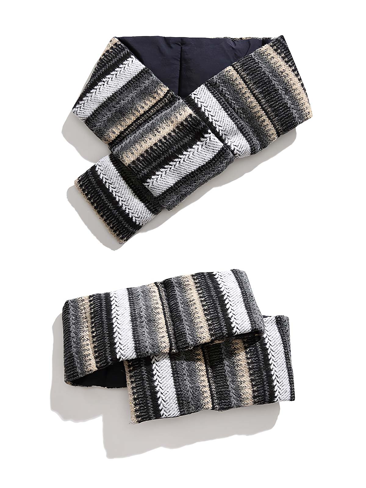 製品画像
リバーシブルウール混中綿ジャケット、化学繊維素材の現代的な表地とナイロン素材の民族的な裏地、ゆったりシルエットで快適な着心地、付属のマフラーが暖かさとデザイン性を提供

詳細画像
リバーシブルデザインのクローズアップ、表地はシンプルで現代的、裏地は民族的な雰囲気を引き立てるナイロン素材、ゆったりシルエットで秋冬シーズンに最適なデザイン
