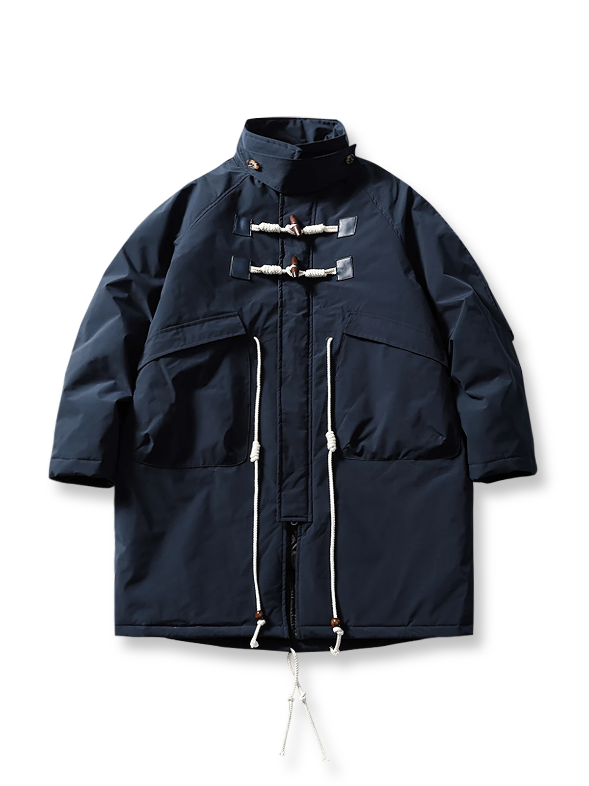 製品画像
牛角ボタン付きのロング丈中綿コート。クラシックなデザインと100%ナイロン素材による防風性が特徴で、高品質な中綿を使用した厚手の防寒コートの全体展示。冬のアウトドアや日常使いに最適。

詳細画像
牛角ボタンのディテールとドローコード付き立ち襟を特写。クラシックな雰囲気を醸し出すボタンデザインと、防寒性を高めるドローコードのディテールが際立つクローズアップ画像。