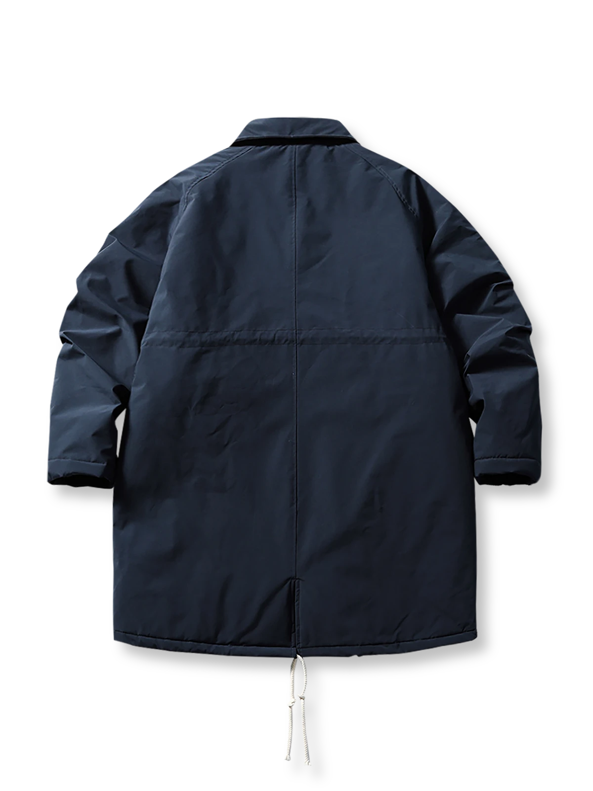 製品画像
牛角ボタン付きのロング丈中綿コート。クラシックなデザインと100%ナイロン素材による防風性が特徴で、高品質な中綿を使用した厚手の防寒コートの全体展示。冬のアウトドアや日常使いに最適。

詳細画像
牛角ボタンのディテールとドローコード付き立ち襟を特写。クラシックな雰囲気を醸し出すボタンデザインと、防寒性を高めるドローコードのディテールが際立つクローズアップ画像。