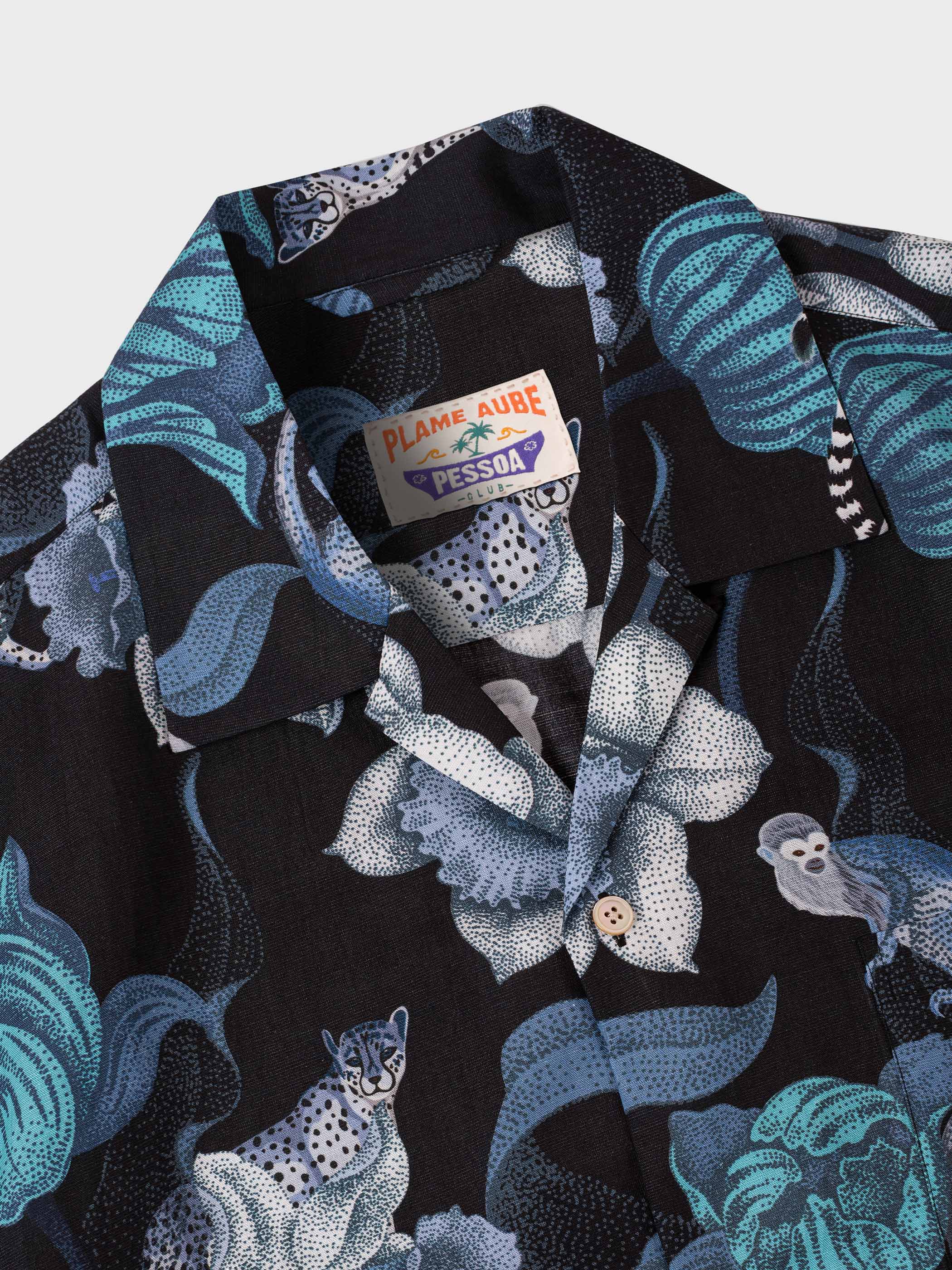 黒ベースに青い花のつぼみパターンが特徴的なキューバシャツの細部、細密縫製技術による高品質クラフトマンシップ