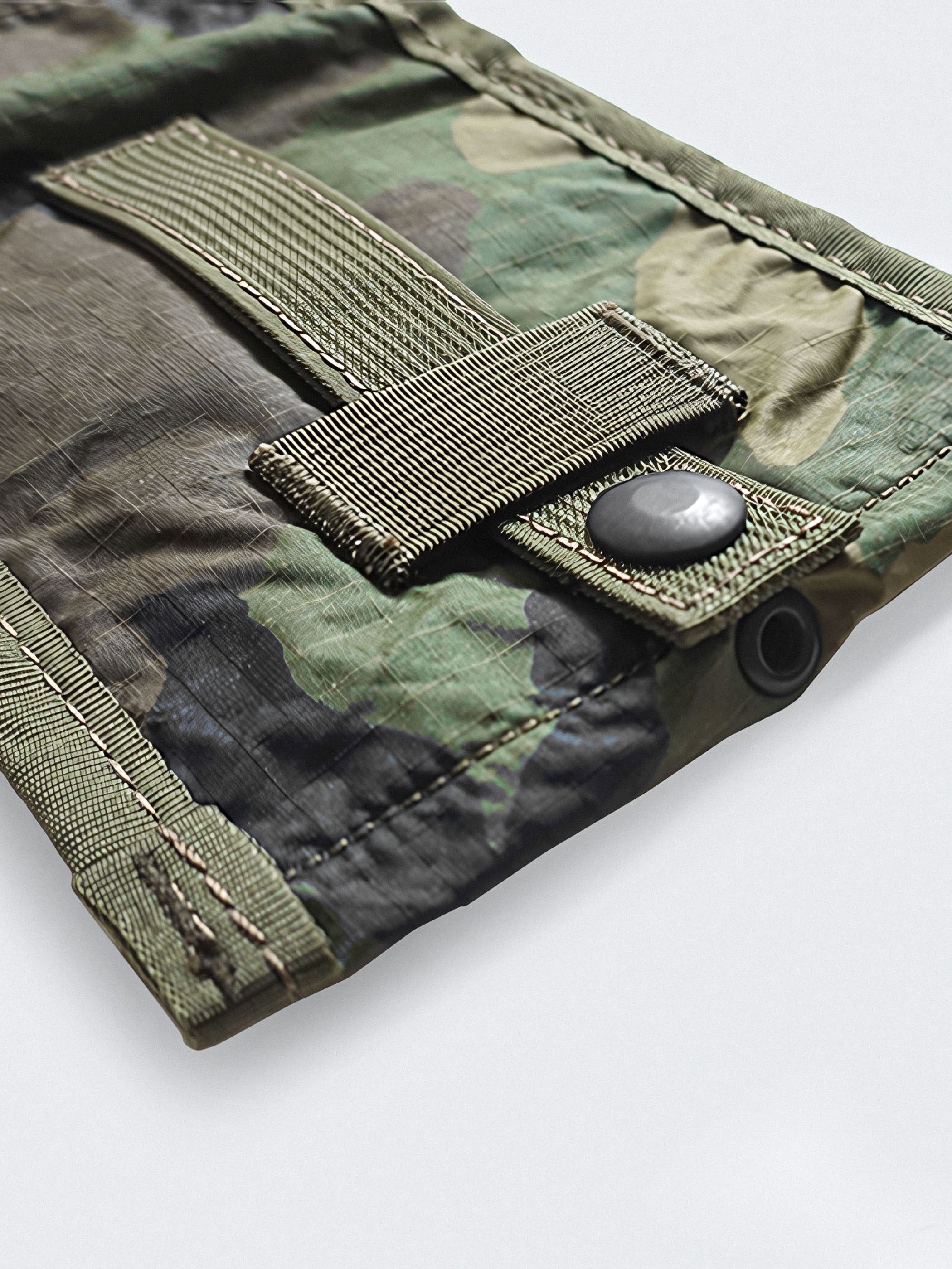 ナイロン製小物入れポーチの内部仕切り、立体的な形状と防水性を示すクローズアップ